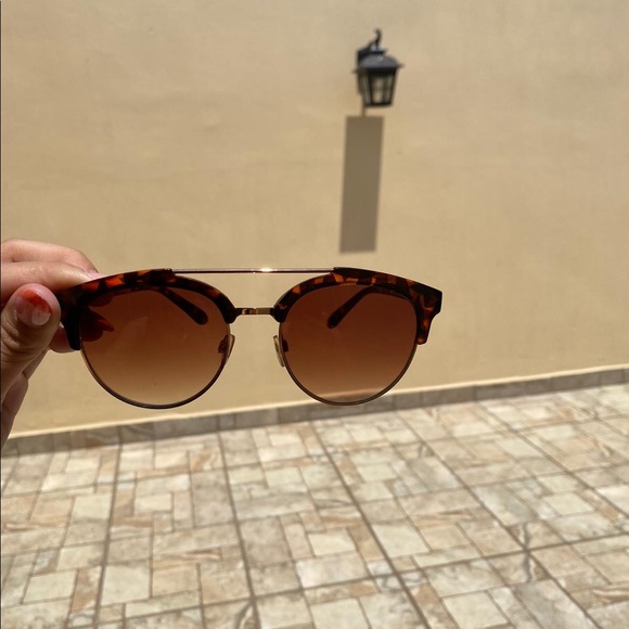 Betsy Johnson round sunglasses - Picture 3 of 4